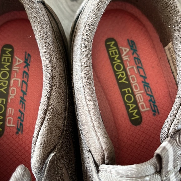 Skechers Air cooled memory foam SZ 9 sneakers. Preowned in great condition. - Picture 4 of 8